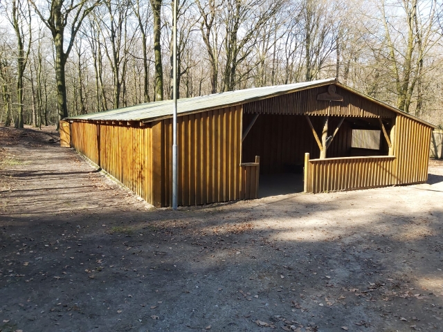 Waldhütte Außenansicht vorne links