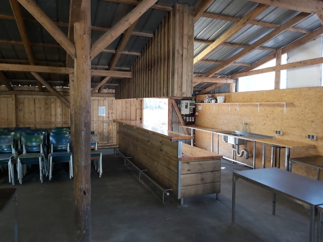 Waldhütte Innenansicht Tresen